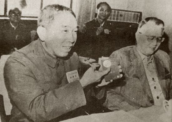 1989年全國第三屆僑代會主席臺上（左為陳青山）.jpg