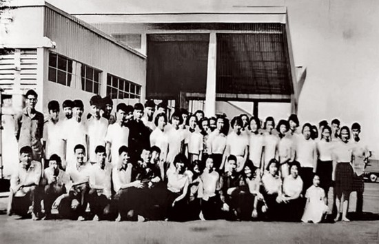 1964年，杜式新（前排右5）與同班四同學回國讀書，全班同學到金邊機場送行.jpg