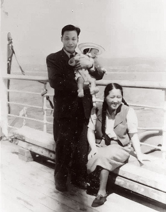 1948年，錢三強、何澤慧夫婦及女兒在回國的輪船上.jpg