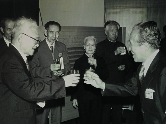 中國作家代表團(tuán)在歡迎酒會上.jpg