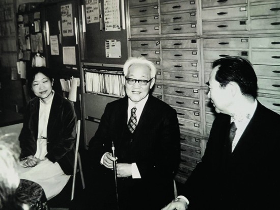 巴老訪問日中文化交流協(xié)會事務(wù)局左起李小林、巴老、白土吾夫.jpg