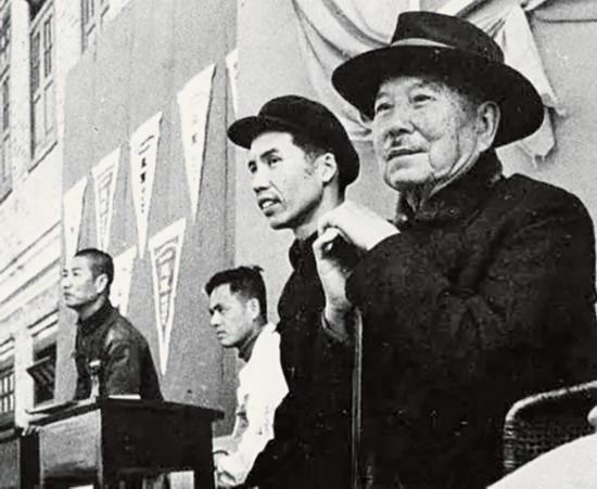1955年，陳嘉庚（右1）參觀集美學校運動會.jpg