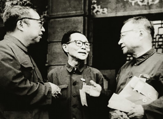 吳學(xué)周（中）與唐敖慶、王大珩交談。.jpg