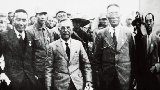 南洋華僑慰勞團(tuán)陳嘉庚（前左二）、李鐵民（前左一）、侯西反（前右二）等人抵達(dá)延安時(shí)留影.jpg