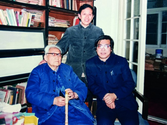 在巴老書房左起巴金、徐鈐（上海作協(xié)外聯(lián)室主任）、作者.jpg
