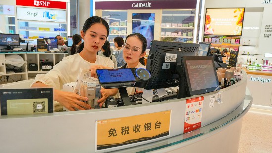 2025年11月1日,海口,cdf海口國際免稅城內人頭攢動,眾多旅客在選購免稅商品。